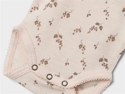 Trykknapper på Lil\' Atelier body i morganite berry uld