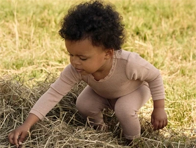 barn iklædt Lil\' Atelier leggings i roebuck uld til baby