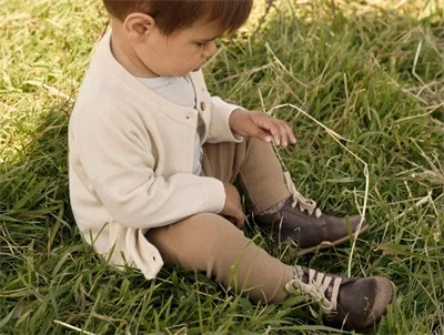 Barn iklædt Lil\' Atelier leggings i tigers eye uld til baby