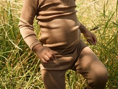 Barn iklædt Lil\' Atelier leggings i tigers eye uld til børn