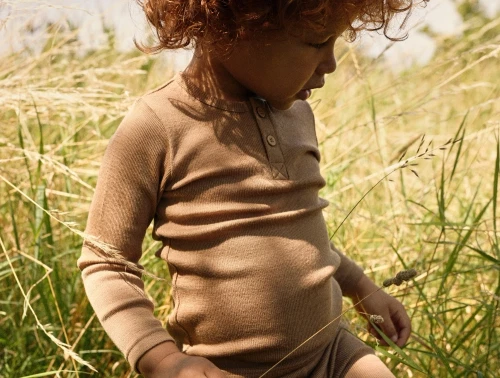 Baren iklædt Lil\' Atelier bluse tigers eye i merinould med knapper