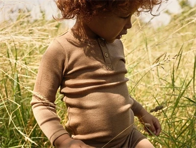 Baren iklædt Lil' Atelier bluse tigers eye i merinould med knapper