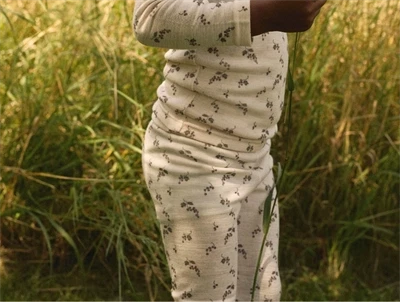 Barn iklædt Lil\' Atelier leggings i morganite berry uld til børn