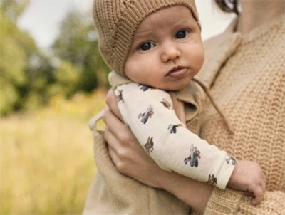 baby iklædt Lil\' Atelier body i turtledove melange uld modal 