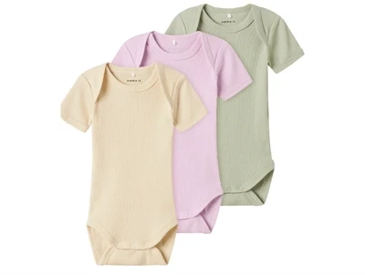 Name It body 3-pak i rib med korte ærmer i beige, lilla og grøn