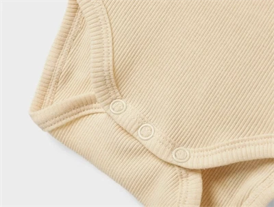 Name It body 3-pak i rib med korte ærmer i beige, lilla og grøn