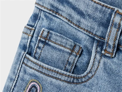 Name It jeans i blå denim med små regnbuebroderier og justerbar talje