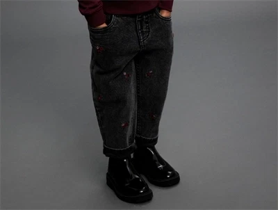 Barn med grå mom jeans fra Name It med blomsterbroderi