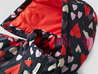 Detalje af aftagelig hætte på Name It jakke med hjerter