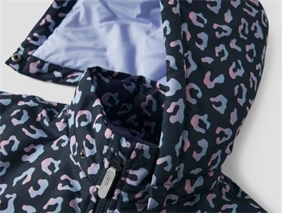 Detalje af aftagelig hætte på Name It jakke med leopard print