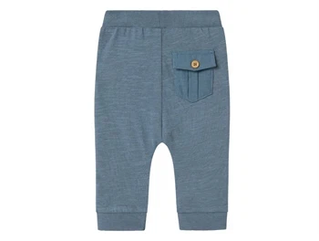 bukser fra Name It i farven blue mirage set bagfra