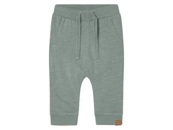 Name It bukser i farven slate gray med justerbar talje set forfra