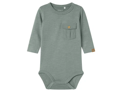 body fra Name It i slate gray med brystlomme og lange ærmer