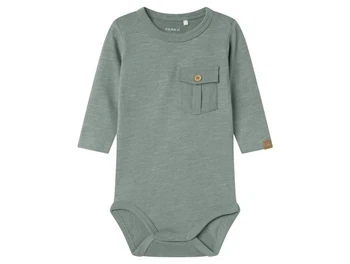 body fra Name It i slate gray med brystlomme og lange ærmer