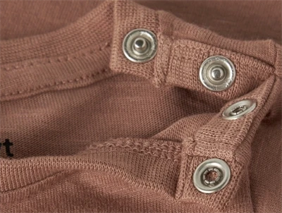 Name It body i brun nuance detalje med trykknapper