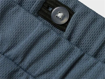 Nærbillede af justerbar elastik i blå Pokémon shorts fra Name It