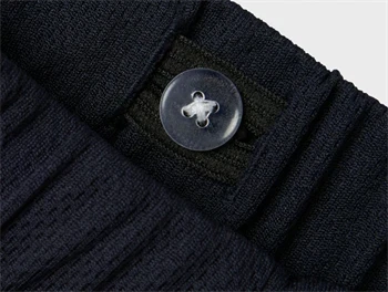 Nærbillede af justerbar elastik i mørkeblå Pokémon shorts fra Name It