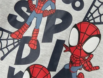 Nærbillede af Spider-Man motiv med 3D-effekt på grå t-shirt