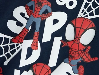Nærbillede af Spider-Man tryk med puff-effekt på mørkeblå t-shirt