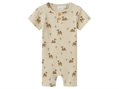 Name It kortærmet jumpsuit peyote med dromedarprint forfra
