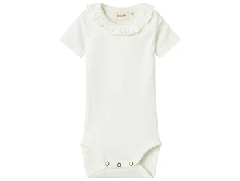 Body fra Lil' Atelier i coconut milk med flæsekrave og korte ærmer