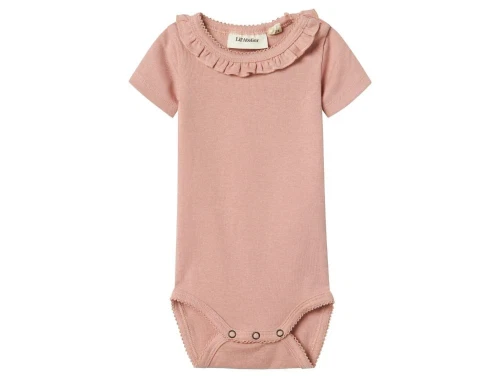 Body fra Lil\' Atelier i misty rose med flæsekrave og korte ærmer