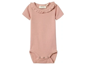 Body fra Lil' Atelier i misty rose med flæsekrave og korte ærmer