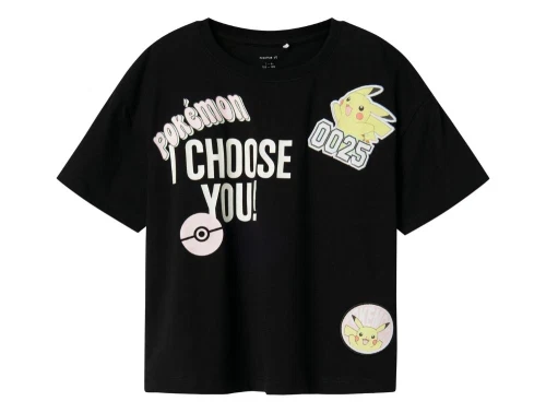 name it t-shirt i sort med pikachu og badges, set forfra