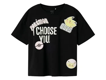 name it t-shirt i sort med pikachu og badges, set forfra