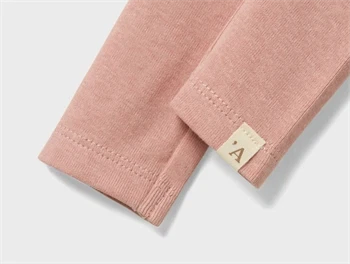 Nærbillede af søm og logo på Lil\' Atelier leggings i rosa
