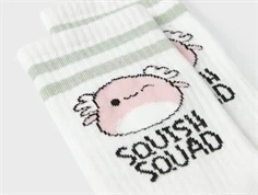 nærbillede af squishmallows axolotl motiv med grønne striber på sok i hvid