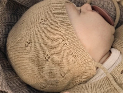 Baby med Lil\' Atelier hue i safari uld