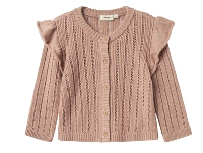 Lil\' Atelier strikcardigan i rosabrun nuance med flæsedetaljer set forfra