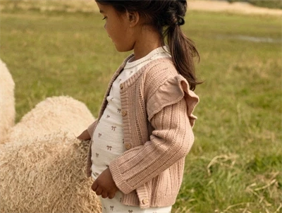 Lil' Atelier strikcardigan i rosabrun nuance på model