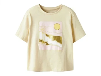 t-shirt fra Name It i bleached sand med print og glimmereffekt