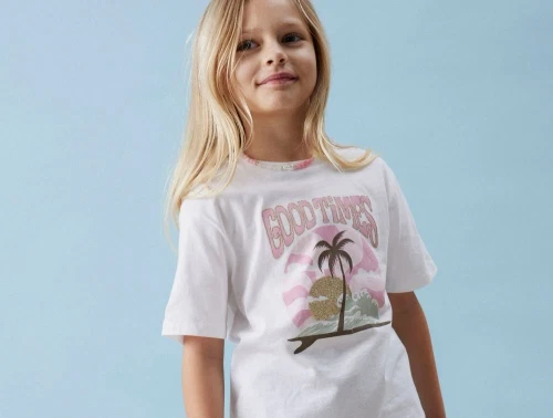 pige iført Name It t-shirt i hvid med glimmer og print