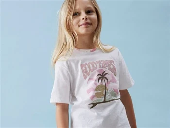 pige iført Name It t-shirt i hvid med glimmer og print