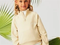 barn iført name it sweatshirt i beige med høj hals og ribkanter