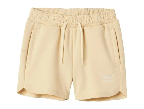 name it shorts i beige med broderet tekstprint og snøre, set forfra