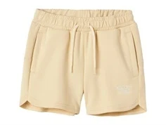 name it shorts i beige med broderet tekstprint og snøre, set forfra