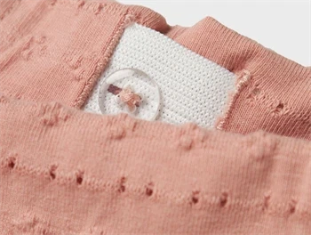 bukser fra Lil\' Atelier i farven misty rose med hulmønster og justerbar talje