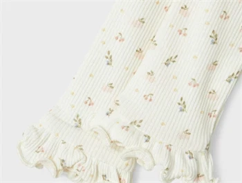 Detaljebillede af Lil\' Atelier leggings i coconut milk med kirsebærprint og flæsekant