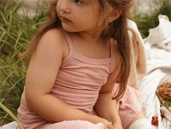 top fra Lil' Atelier i farven misty rose med hulmønster