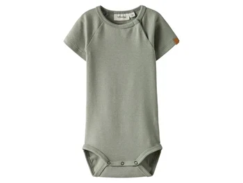 Body fra Lil' Atelier i grøn seagrass med korte ærmer