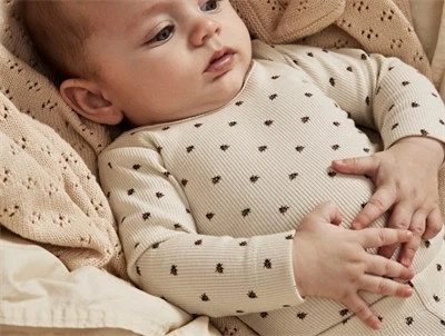 Lil Atelier body turtledove med mariehøner