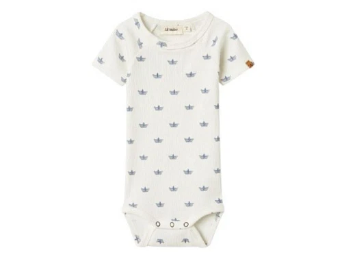 Body fra Lil\' Atelier i coconut milk med print af papirbåde