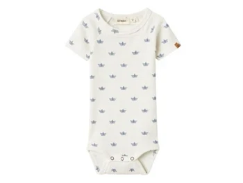 Body fra Lil' Atelier i coconut milk med print af papirbåde