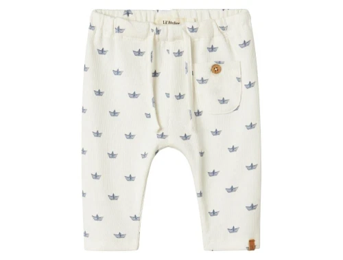 Lil\' Atelier babybukser i coconut milk med papirbåde print Lil\' Atelier bukser med løs pasform og lomme foran