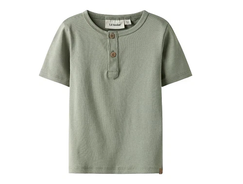 T-shirt fra Lil\' Atelier i seagrass med knapper i halsen