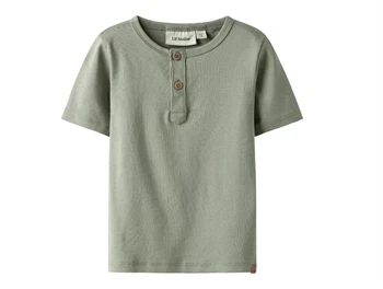 T-shirt fra Lil' Atelier i seagrass med knapper i halsen